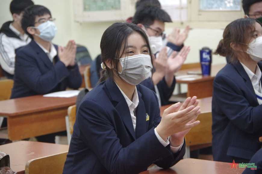 Những hình ảnh học sinh Trung học phổ thông Hà Nội ngày đầu đi học trở lại